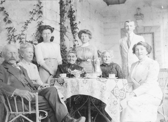 Die Familie von Sury in der Veranda des Westflügels von Schloss Waldegg, Sommer 1912 V.l.n.r. Gaston von Sury, Tante Martha von Sury, Gouvernante Caroline Vonthron, Baronin von Reinach-Hirtzbach (die Mutter von "Madame"), Fräulein Marguerite von Sury, "Madame" Anna von Sury, geb. von Reinach-Hirtzbach, Victor von Sury und Gertrud von Sury.